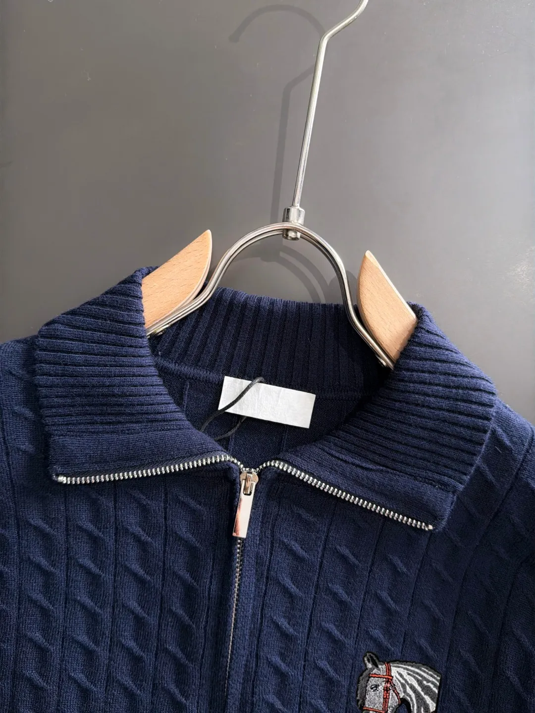 Next day shipment P195 Hermès High Quality 2026 Autumn and Winter latest sweaters from the official website, on sale at the counter at the same time Hot Sale! Specially made of wool blended fabric. It feels comfortable and can be directly in contact with the skin. The logo badge is exquisitely embroidered, which is extremely eye-catching! The details highlight the fashionable charm of big brands. Exquisite workmanship. Three-dimensional cutting style. The wearing effect is invincible and handsome! All three standards are complete! Sizes:M-3XL
